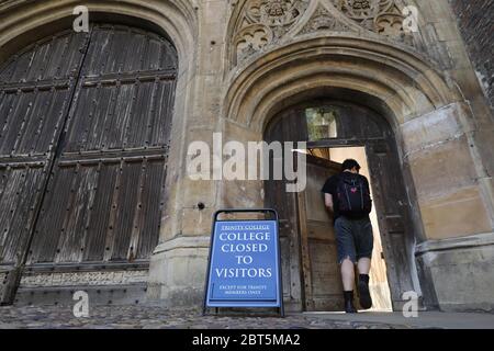 Cambridge, Mass. Mai 2020. Das Foto vom 22. Mai 2020 zeigt ein Schild vor dem Trinity College, University of Cambridge, das für Besucher geschlossen ist, in Cambridge, Großbritannien. Laut lokalen Medien wird es im Laufe des nächsten akademischen Jahres aufgrund der COVID-19 keine Präsenzveranstaltungen an der Universität Cambridge geben. Allerdings werden Vorlesungen für Studierende online verfügbar sein und es kann möglich sein, kleinere Lehrgruppen persönlich zu beherbergen, wenn sie soziale Distanzierungsanforderungen erfüllen, sagte die Universität. Kredit: Tim Ireland/Xinhua/Alamy Live News Stockfoto