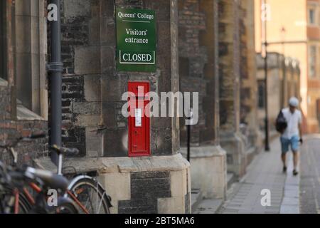 Cambridge, Mass. Mai 2020. Das Foto vom 22. Mai 2020 zeigt ein Schild vor dem Queen's College, University of Cambridge, das für Besucher geschlossen ist, in Cambridge, Großbritannien. Laut lokalen Medien wird es im Laufe des nächsten akademischen Jahres aufgrund der COVID-19 keine Präsenzveranstaltungen an der Universität Cambridge geben. Allerdings werden Vorlesungen für Studierende online verfügbar sein und es kann möglich sein, kleinere Lehrgruppen persönlich zu beherbergen, wenn sie soziale Distanzierungsanforderungen erfüllen, sagte die Universität. Kredit: Tim Ireland/Xinhua/Alamy Live News Stockfoto