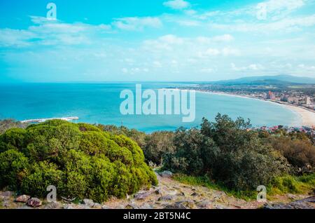 Blick auf den Hügel von einem berühmten Strand in Maldonado, Uruguay. Stockfoto