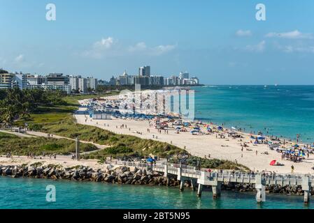 Miami, FL, Vereinigte Staaten - 28. April 2019: Blick auf Miami Beach von einem Kreuzfahrtschiff in Miami, Florida, Vereinigte Staaten von Amerika. Stockfoto