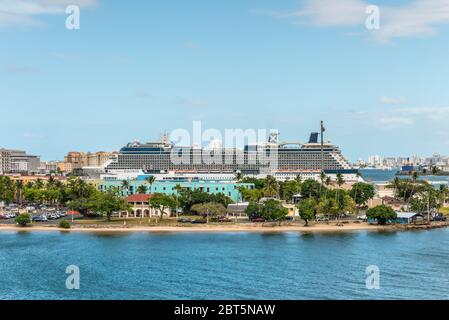 San Juan, Puerto Rico - 29. April 2019: Kreuzfahrtschiff im Hafen von San Juan, Puerto Rico, Karibik. Stockfoto