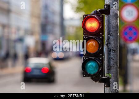 Eine Stadtkreuzung mit Semaphore, Rotlicht in Semaphore, Verkehrssteuerung und Regelungskonzept Stockfoto