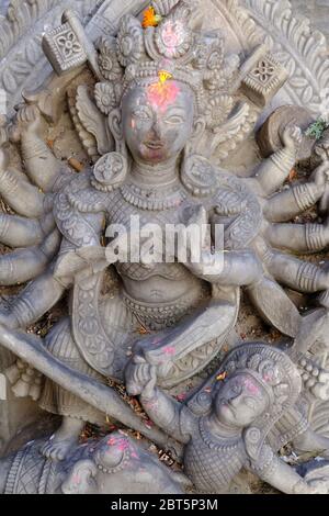 Bhaktapur Nepal - kunstvolle Holzschnitzerei von Ugrachandi Bild und Opfer zu Shiva Stockfoto