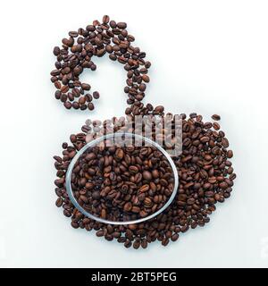 Geröstete Kaffeebohnen in Form eines Apfels, eine Glasschüssel, in der Mitte mit Körnern gefüllt Stockfoto