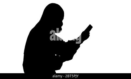 Silhouette Arzt im Schutzanzug Blick auf Lunge Röntgenstrahlen beim Gehen. Stockfoto