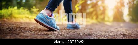 Junge Frau wandern und gehen Camping in der Natur Stockfoto