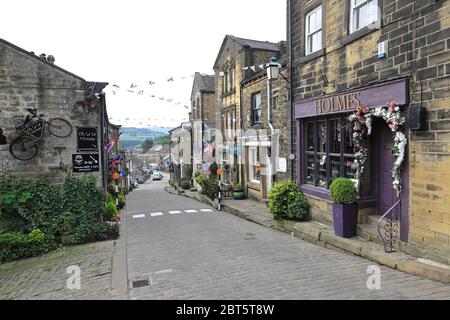 Die Aussicht auf die gepflasterte Hauptstraße in Haworth, West Yorkshire. Haworth war die Heimat der Bronte Schwestern und ist ein beliebtes Touristenziel Stockfoto