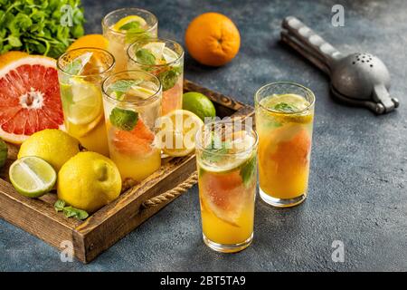 Obst trinkt Limonade mit Eis. Cocktailgläser Minzblätter Stockfoto