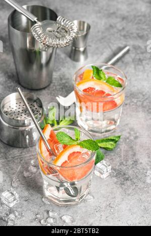 Kaltes Getränk mit Grapefruit, Eis und Minzblättern. Tonic Water Sommer Limonade Stockfoto