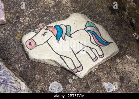 Bemalte Steine in langen Preston Stockfoto