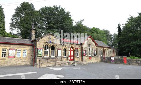 Der Eingang zur Haworth Station auf der Keighley and Worth Valley Railway in England. Die Eisenbahn wurde im Film die Eisenbahnkinder verwendet. Stockfoto