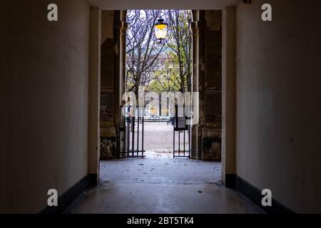 Paris, Frankreich - 2. Nov 2019: Ein traditioneller Pariser Durchgang durch ein Tor. Foto aufgenommen im Palais-Royal, am frühen Abend mit anleuchtendem Licht Stockfoto