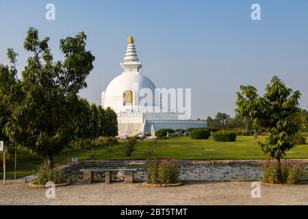 Shanti ist ein Sanskrit-Wort, das Frieden bedeutet, auch in der nepalesischen und hindi-Sprache weit verbreitet, und Shanti Stupa bedeutet Friedenspagode. Stockfoto