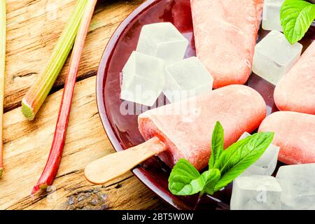 Eis auf Stock mit Rhabarber und Minze. Stockfoto