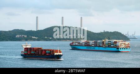 Container-Schiffe transportieren Fracht in Hong Kong vom Festland China, Victoria Harbour, Hong Kong, China. Stockfoto