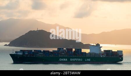 Container-Schiffe transportieren Fracht in Hong Kong vom Festland China, Victoria Harbour, Hong Kong, China. Stockfoto