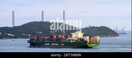 Container-Schiffe transportieren Fracht in Hong Kong vom Festland China, Victoria Harbour, Hong Kong, China. Stockfoto