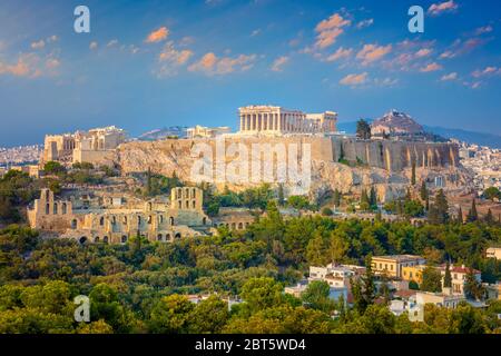 Berühmter Ort - die Akropolis von Athen, Griechenland, mit dem Parthenon Tempel während der Sonnenuntergangszeit, europäische Reise Stockfoto