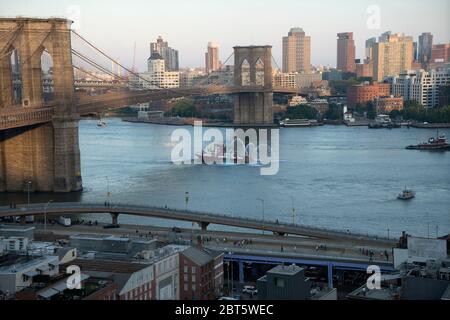 In Erwartung des Beginns des üblichen Feuerwerks am 4. Juli 2019 fuhr das historische Feuerboot John J. Harvey auf dem East River in Richtung Norden. Stockfoto