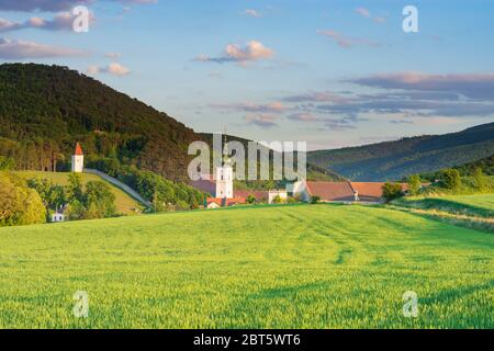 Heiligenkreuz: Stift Heiligenkreuz, Gipfel großer Bodenberg (links), in Wienerwald, Wienerwald, Niederösterreich, Niederösterreich, Österreich Stockfoto