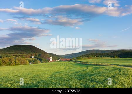 Heiligenkreuz: Stift Heiligenkreuz, Gipfel großer Bodenberg (links), Gipfel hoher Lindkogel (rechts), Wienerwald, Wienerwald, Niederösterreich Stockfoto