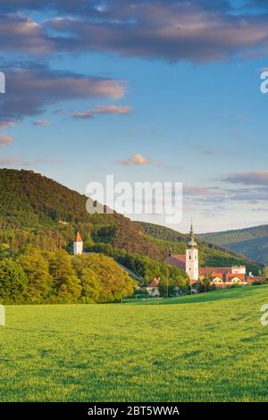 Heiligenkreuz: Stift Heiligenkreuz, Gipfel großer Bodenberg (links), in Wienerwald, Wienerwald, Niederösterreich, Niederösterreich, Österreich Stockfoto