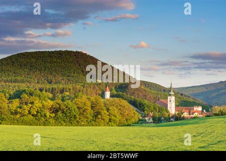 Heiligenkreuz: Stift Heiligenkreuz, Gipfel großer Bodenberg (links), in Wienerwald, Wienerwald, Niederösterreich, Niederösterreich, Österreich Stockfoto