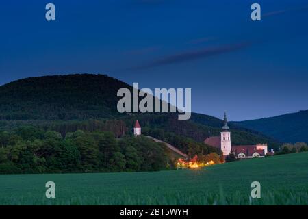 Heiligenkreuz: Stift Heiligenkreuz, Gipfel großer Bodenberg (links), in Wienerwald, Wienerwald, Niederösterreich, Niederösterreich, Österreich Stockfoto