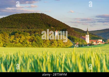 Heiligenkreuz: Stift Heiligenkreuz, Gipfel großer Bodenberg (links), in Wienerwald, Wienerwald, Niederösterreich, Niederösterreich, Österreich Stockfoto