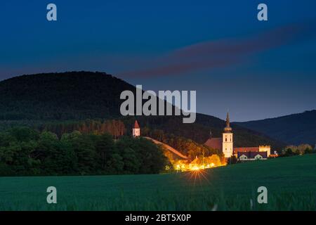 Heiligenkreuz: Stift Heiligenkreuz, Gipfel großer Bodenberg (links), in Wienerwald, Wienerwald, Niederösterreich, Niederösterreich, Österreich Stockfoto