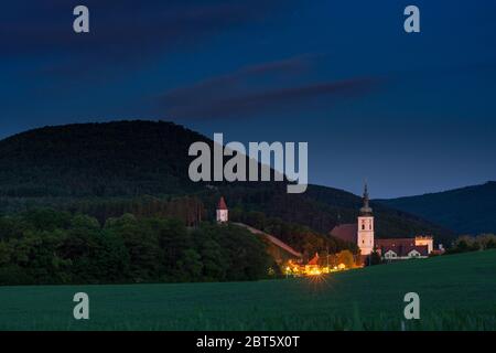 Heiligenkreuz: Stift Heiligenkreuz, Gipfel großer Bodenberg (links), in Wienerwald, Wienerwald, Niederösterreich, Niederösterreich, Österreich Stockfoto