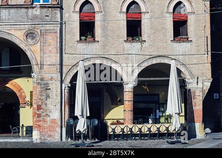 Bologna, Italien - Mai 21 2020:Veranda im historischen Zentrum der Stadt, fotografiert bei Sonnenaufgang, mit einer Bar Vorbereitung zu öffnen Stockfoto