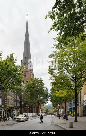 Hamburg, Deutschland - 05 03 2020: Typischer Blick über die Mönckebergstraße mit Taxi und Fußgängern, die über die Straße gehen, vorbei an der Hauptkirche Sankt PE Stockfoto