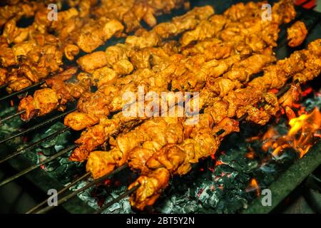 Hähnchen Sekuwa, gegrilltes Hähnchenfleisch auf Holzkohle mit Spiessen Stockfoto