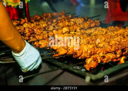 Hähnchen Sekuwa, gegrilltes Hähnchenfleisch auf Holzkohle mit skewers.selective Fokus Stockfoto