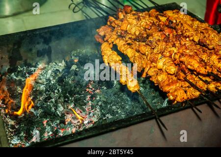 Hähnchen Sekuwa, gegrilltes Hähnchenfleisch auf Holzkohle mit Spiessen Stockfoto