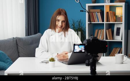 Frau, die Videos auf der Kamera aufnimmt Stockfoto