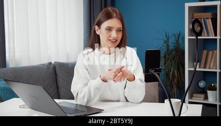 Vlogger für Frauen, die Video aufzeichnen Stockfoto