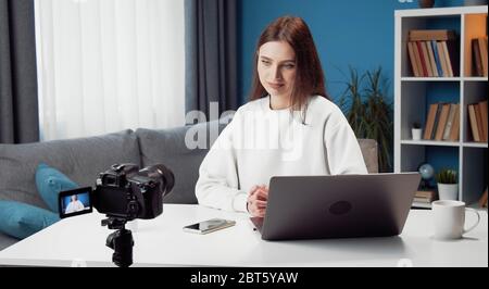 Vlogger Aufzeichnung Video auf Kamera Stockfoto