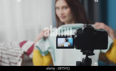 Vlogger macht Video versucht Kleidung Stockfoto