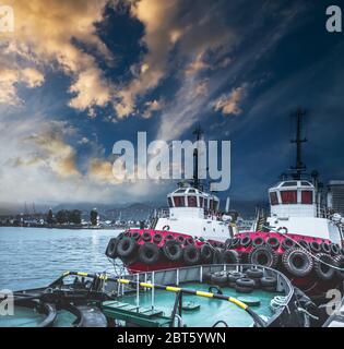 Zwei Schlepper im Hafen Batumi bei Sonnenuntergang, Georgia Stockfoto