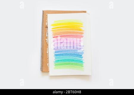 Bunte Buntstifte zum Zeichnen von Bildern und Skizzen. Auf weißem und gelbem Hintergrund. Draufsicht Stockfoto