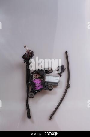 Gebrochene Heckscheibenwischer nach einem Besuch mit dem Auto im Waschraum mit Wischarm und Wischblatt Stockfoto