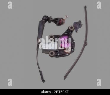 Gebrochene Heckscheibenwischer nach einem Besuch mit dem Auto im Waschraum mit Wischarm und Wischblatt Stockfoto