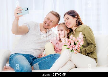 Glückliche Familie, die Selfie mit festlichen Geschenken macht Stockfoto