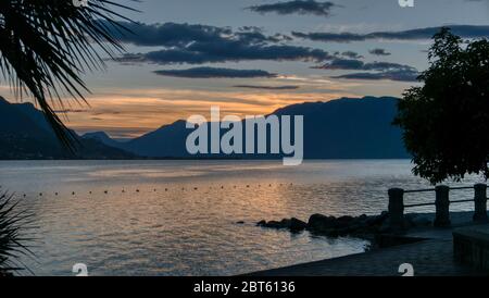 Schöner Spätabend am Gardasee, Italien, mit See und Bergen Stockfoto