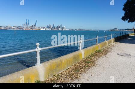 Auckland New Zealand - Blick über den Hafen zur Skyline der Stadt und Hafen von der Esplanade in Devonport. Stockfoto