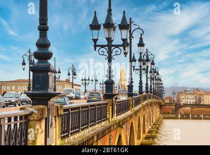 Bordeaux, Departement Gironde, Aquitaine, Frankreich. Pont de Pierre oder die Steinbrücke, erbaut zwischen 1819 und 1822. Der Turm gehört zur Kirche von Stockfoto