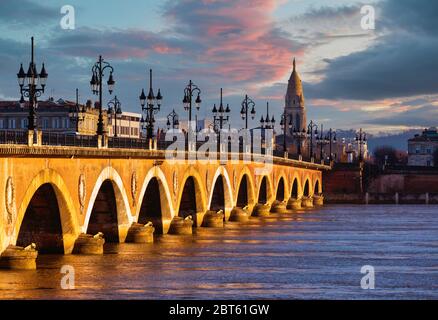 Bordeaux, Departement Gironde, Aquitaine, Frankreich. Pont de Pierre oder die Steinbrücke, erbaut zwischen 1819 und 1822. Der Turm gehört zur Kirche von Stockfoto