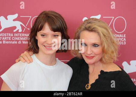 VENEDIG, ITALIEN - AUGUST 29: Robyn Davidson und Mia Wasikowska besuchen die Fotowand "Tracks" während des 70. Filmfestivals in Venedig am 29. August 2013 Stockfoto